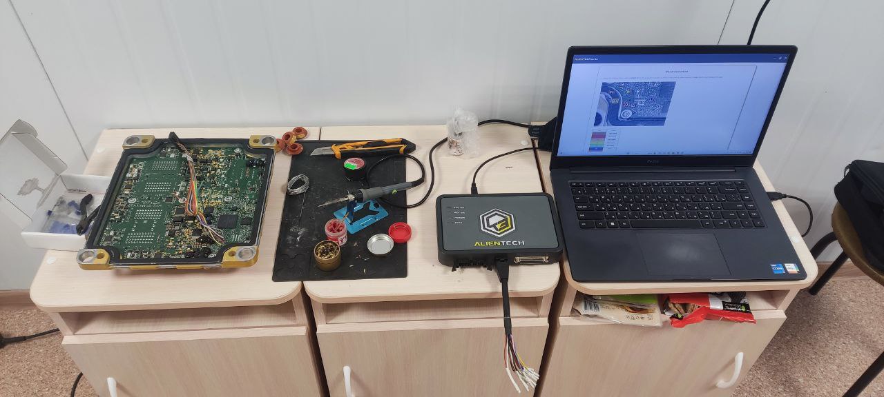 Инженеры ТракСистемс работают с электроникой и блоками спецтехники Liebherr